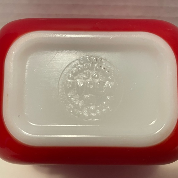 Vintage Pyrex Refrigerator Dishes with Lids. Very good vintage condition. - Picture 11 of 16